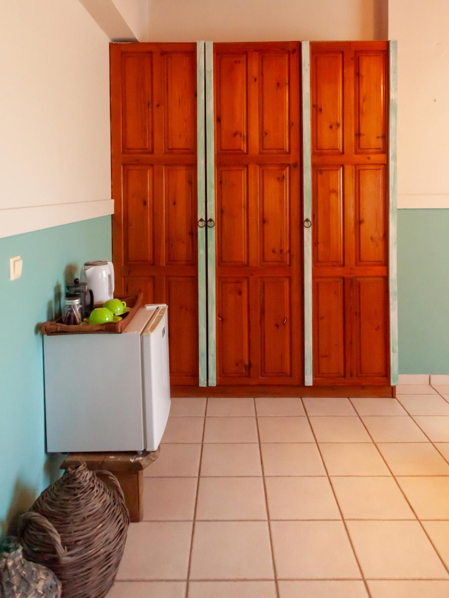 Amnisiades Apartments カルテロス エクステリア 写真